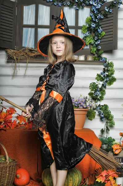 Meisje in heks kostuum op halloween — Stockfoto