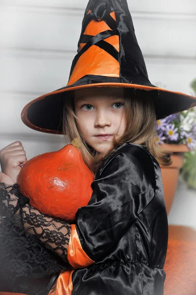 Flicka i häxa klädedräkt på halloween — Stockfoto