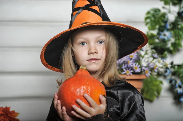 Chica en traje de bruja en Halloween —  Fotos de Stock