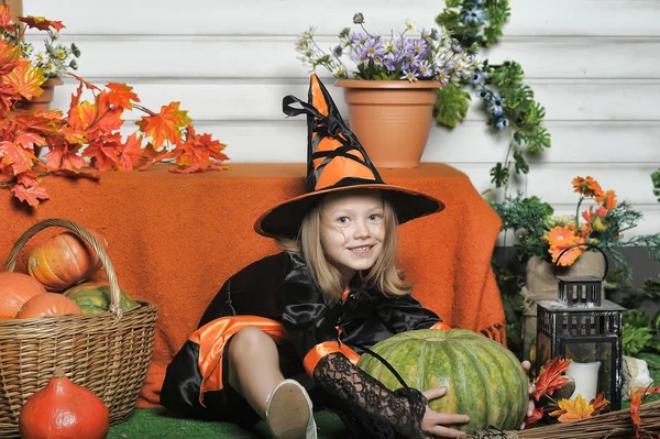 Meisje in heks kostuum op halloween — Stockfoto