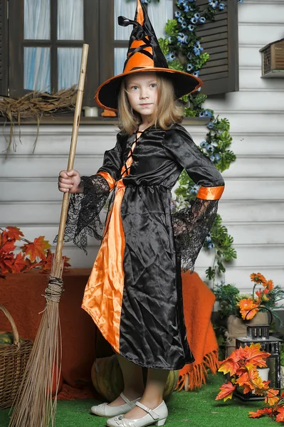Chica en traje de bruja en Halloween — Foto de Stock