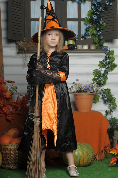 Chica en traje de bruja en Halloween — Foto de Stock