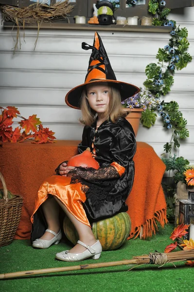 ハロウィーンの魔女の衣装の女の子 — ストック写真