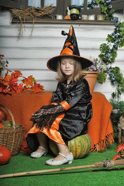 Menina em traje de bruxa no Halloween — Fotografia de Stock