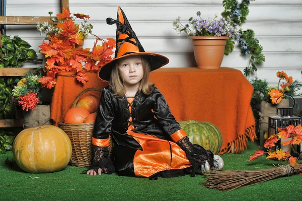 Chica en traje de bruja en Halloween —  Fotos de Stock