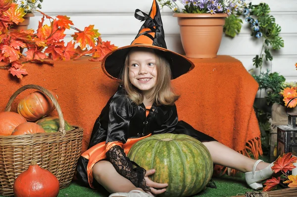 Menina em traje de bruxa no Halloween — Fotografia de Stock