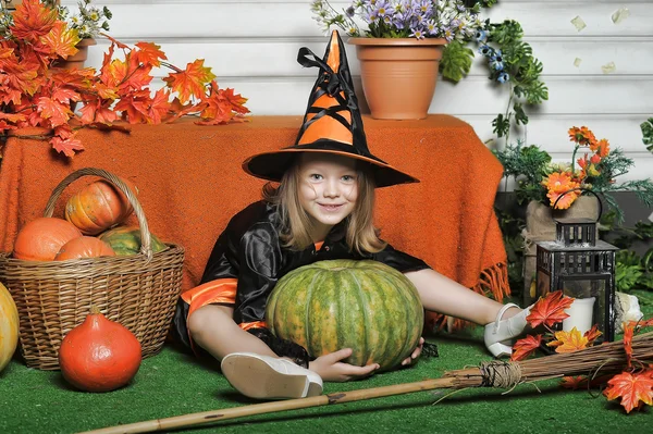 Mädchen im Hexenkostüm an Halloween — Stockfoto