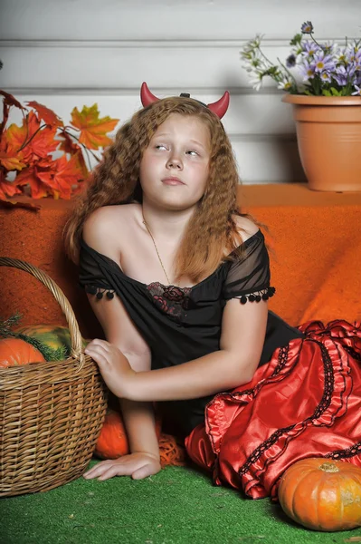 Kwaad roodharige meisje met pompoen — Stockfoto