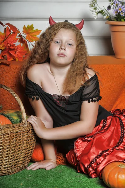 Kwaad roodharige meisje met pompoen — Stockfoto