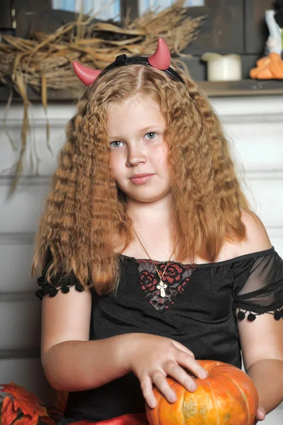 Menina ruiva do mal com abóbora — Fotografia de Stock