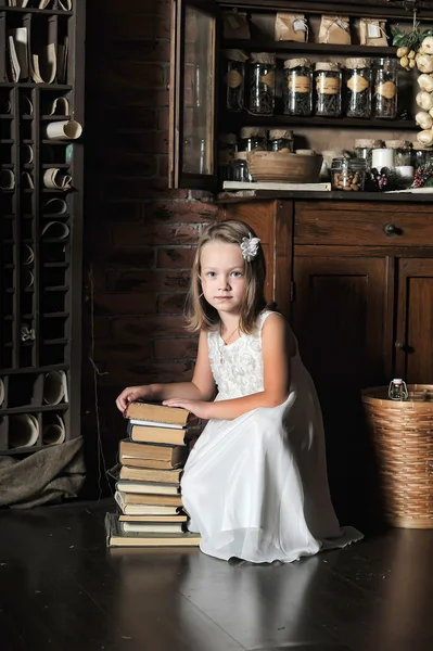 Meisje met een grote stapel boeken, foto in vintage stijl — Stockfoto