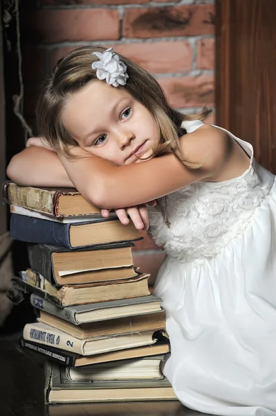 Mädchen mit einem großen Stapel Bücher, Foto im Vintage-Stil — Stockfoto