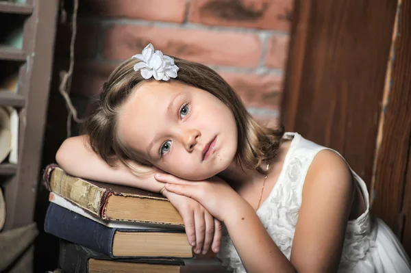 Fille avec une grande pile de livres, photo dans un style vintage — Photo