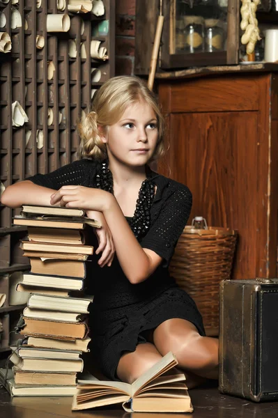 Estudante menina na biblioteca retro — Fotografia de Stock