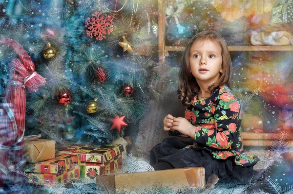 Έκπληκτος κορίτσι κοντά το χριστουγεννιάτικο δέντρο — Φωτογραφία Αρχείου