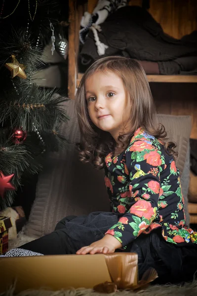 Petite fille avec des cadeaux près d'un arbre de Noël — Photo