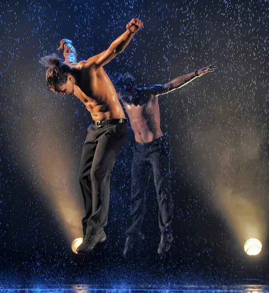 Männliche Tänzer im Regen — Stockfoto
