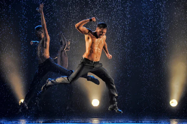 Mannelijke dansers in de regen — Stockfoto