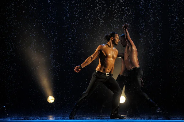 Mannelijke dansers in de regen — Stockfoto