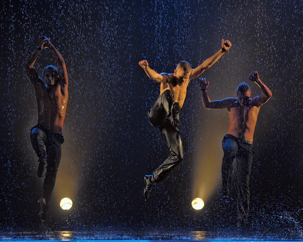 Bailarines masculinos bajo la lluvia —  Fotos de Stock