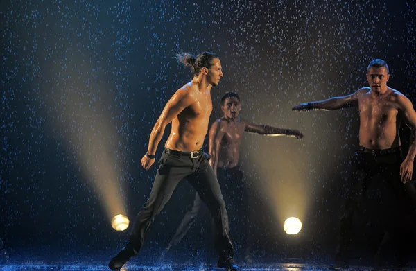 Manliga dansare i regnet — Stockfoto