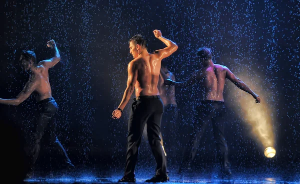 Bailarines masculinos bajo la lluvia —  Fotos de Stock