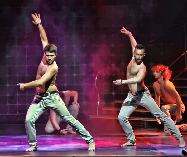 Modern tarzda erkek dansçılar — Stok fotoğraf