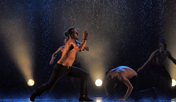 Танцоры под дождем — стоковое фото