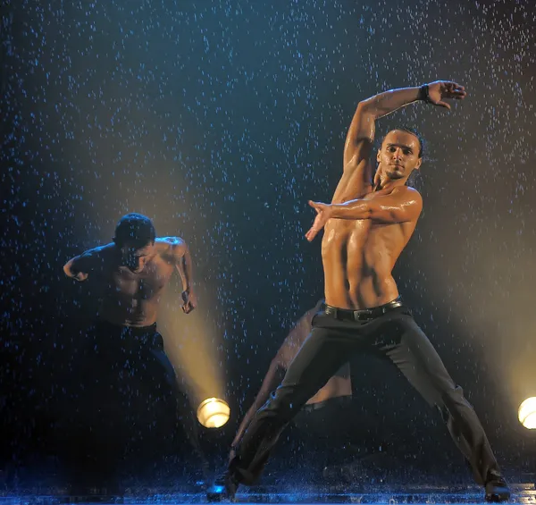 Mannelijke dansers in de regen — Stockfoto