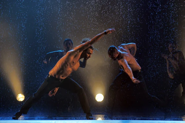 Mannelijke dansers in de regen — Stockfoto