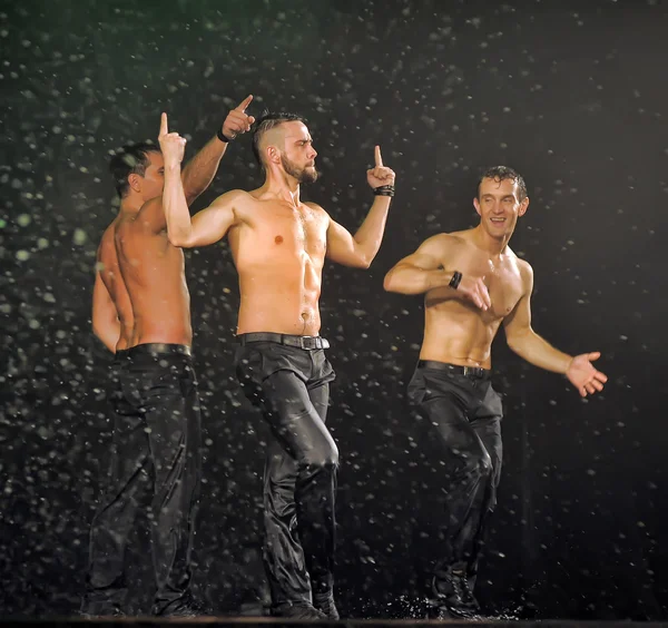 Mannelijke dansers in de regen — Stockfoto