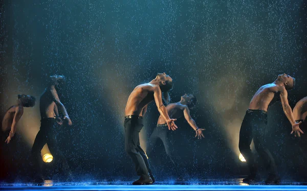Dançarinos masculinos na chuva — Fotografia de Stock