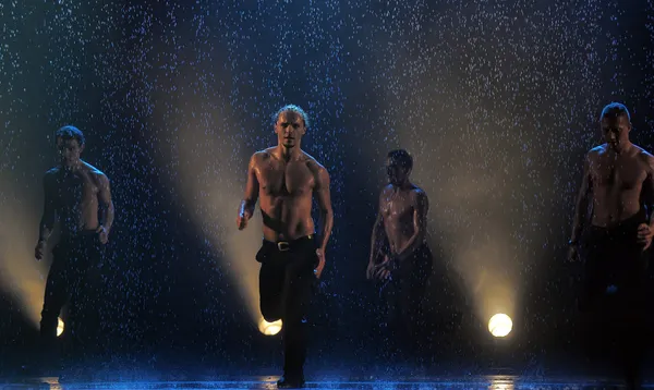 Male dancers in the rain — Stock Photo, Image