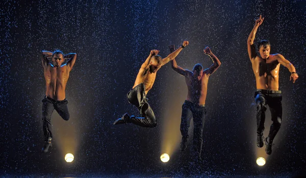 Tancerzy w deszczu — Zdjęcie stockowe