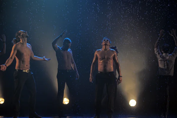 Mannelijke dansers in de regen — Stockfoto