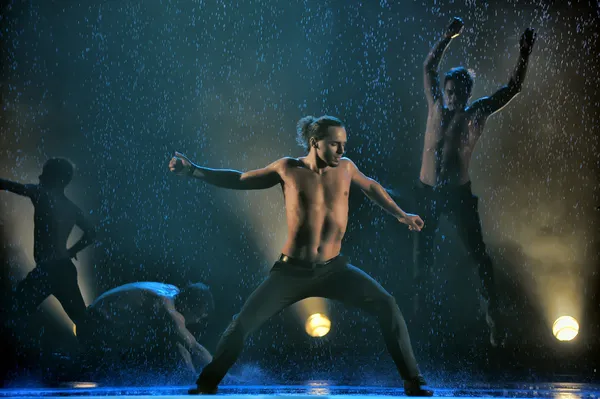 Männliche Tänzer im Regen — Stockfoto