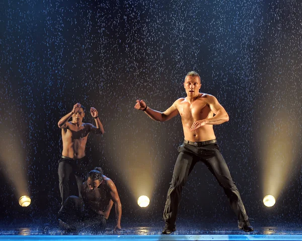 Mannelijke dansers in de regen — Stockfoto