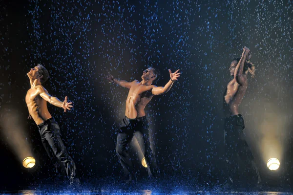 Mannelijke dansers in de regen — Stockfoto