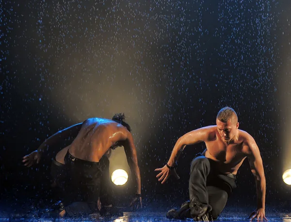 Bailarines masculinos bajo la lluvia — Foto de Stock