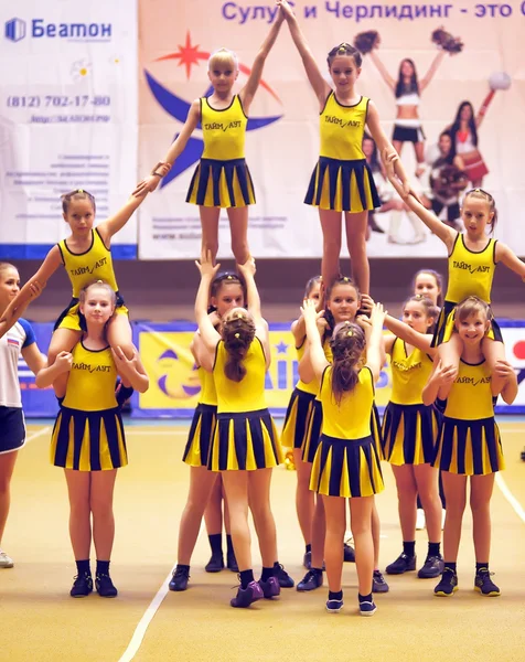 Cheerleading kampioenschap actie — Stockfoto