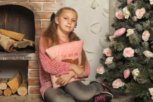 Ragazza vicino all'albero di Natale — Foto Stock