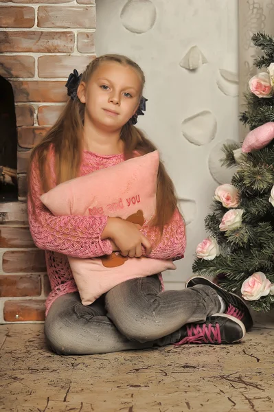 Chica cerca de árbol de Navidad — Foto de Stock