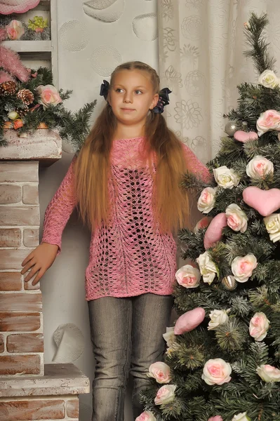 クリスマスツリーの近くの女の子 — ストック写真