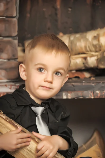Niño cerca de chimenea —  Fotos de Stock