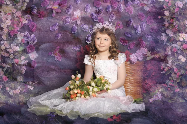 Princesa con flores —  Fotos de Stock
