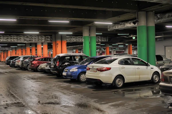 Parking souterrain dans le centre commercial Auchan, Saint-Pétersbourg, Russie — Photo