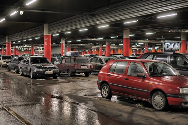 Parking souterrain dans le centre commercial Auchan, Saint-Pétersbourg, Russie — Photo