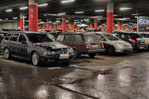 Underground parking in the shopping center Auchan, St. Petersburg, Russia — Stock Photo, Image