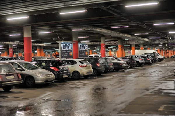 Aparcamiento subterráneo en el centro comercial Auchan, San Petersburgo, Rusia —  Fotos de Stock