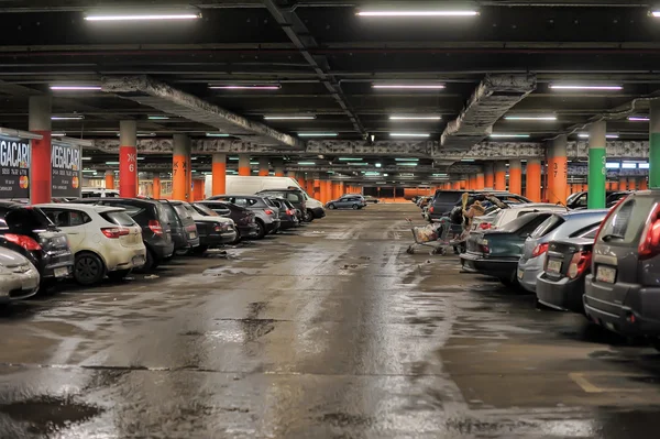 Aparcamiento subterráneo en el centro comercial Auchan, San Petersburgo, Rusia —  Fotos de Stock